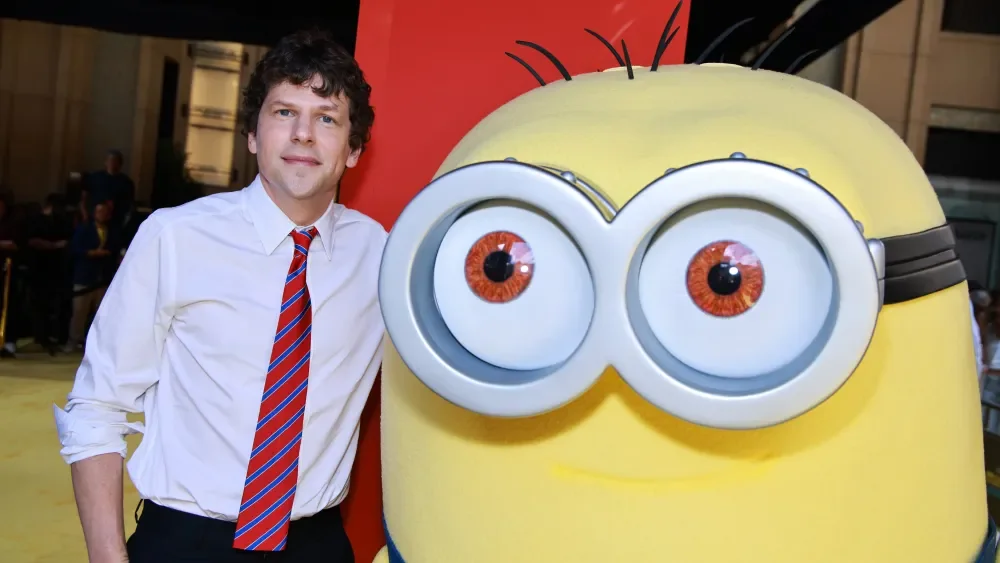 Дивіться, як зірки ‘Minions & Monsters’ Джессі Айзенберг, Джефф Бріджес і Зої Дойч розмовляють мовою міньйонів