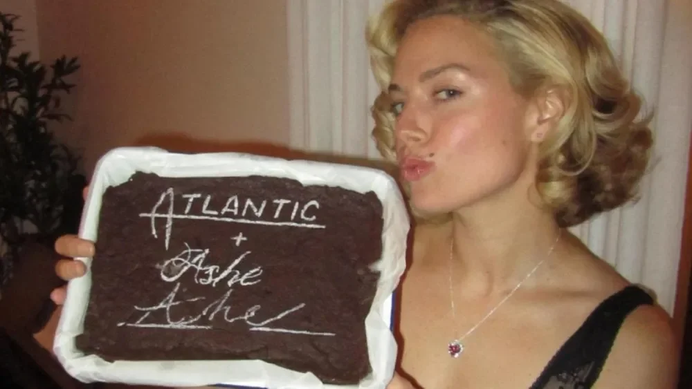 Рухи в музичній індустрії: Аш підписала контракт з Atlantic; Virgin оголосила про нову структуру вищого керівництва після придбання Downtown